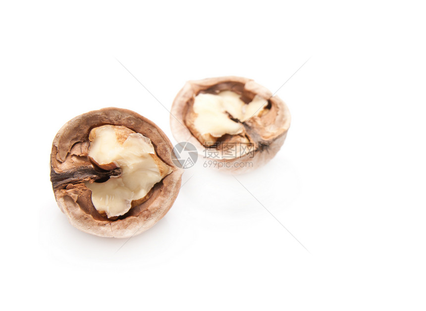 胡桃和在白色背景上被孤立的破碎胡桃宏观脆皮团体核心果皮坚果核桃食物图片