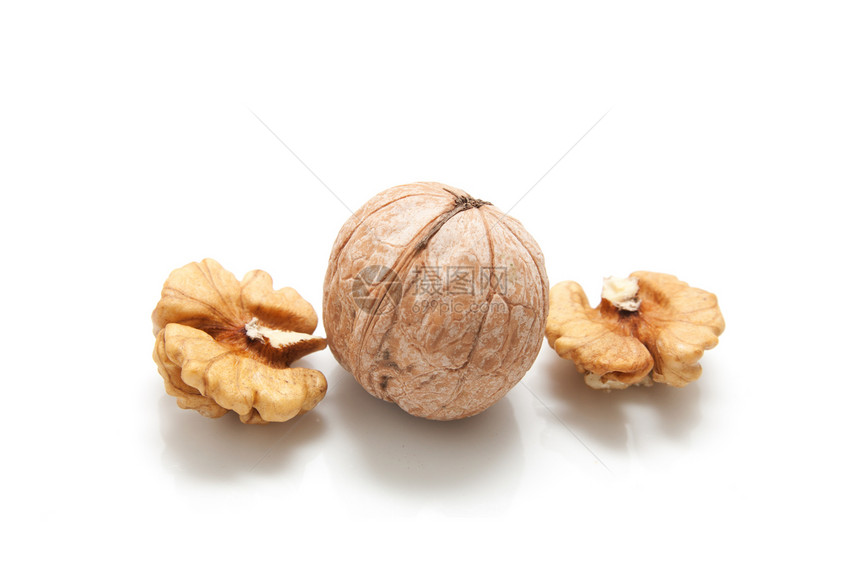 白色背景的粉碎胡桃坚果棕色小吃脆皮食物团体水果核桃宏观饮食图片