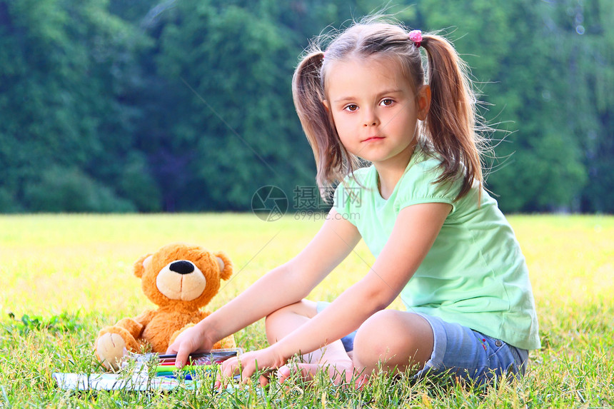 小女孩的肖像幸福玩具游戏松鼠乐趣论文戏剧公园平局孩子们图片
