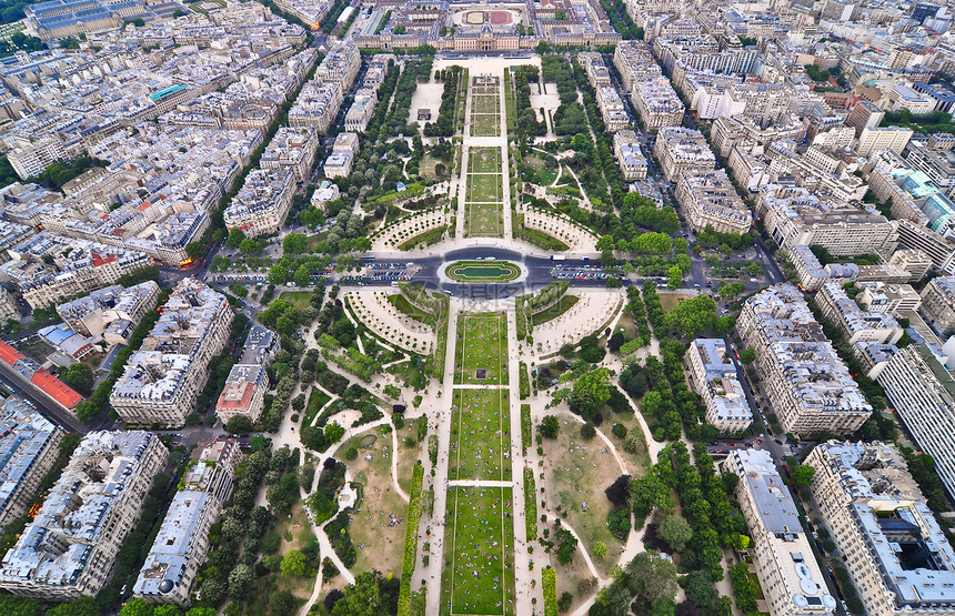 Eiffel塔的巴黎全景路面冠军城市观光建筑物线条旅游行人树木花园图片