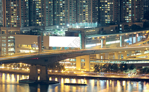 夜拍城市的天线基础设施世界技术汽车国际速度交通大都会摩天大楼天空背景图片