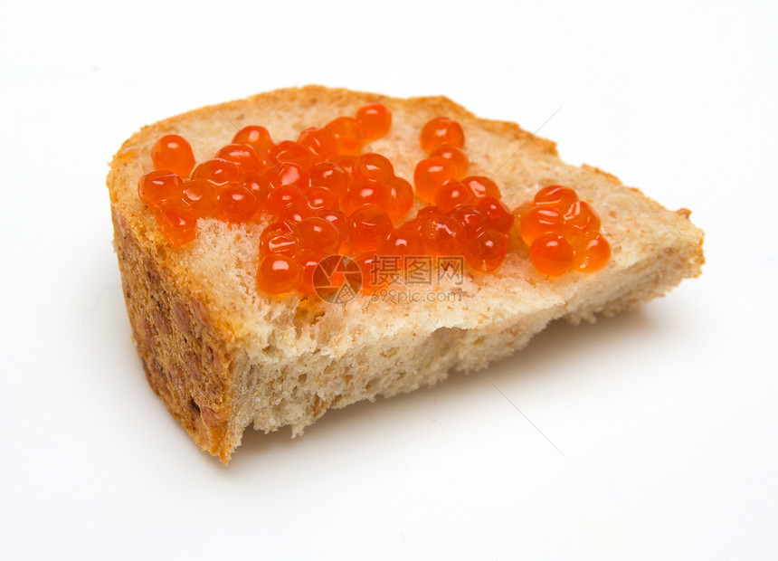 在白色背景上孤立的面包上的特配红鱼子酱鱼子红色食物橙子鳟鱼小吃圆形海鲜奢华茶点图片