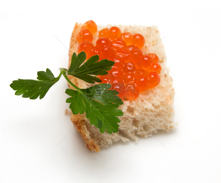 面包上红鱼子酱和卷饼奶油红色宏观食物点心黄油盐渍橙子美食叶子图片