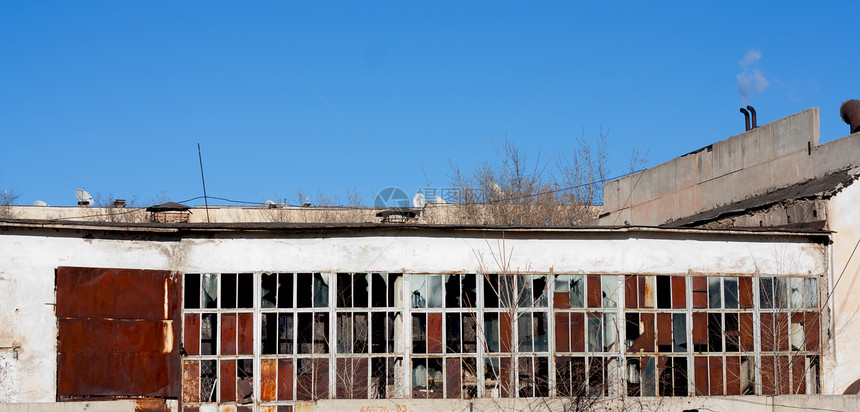 旧废弃工厂仓库蓝色植物机构墙壁建筑物剥皮房屋酒吧医院图片