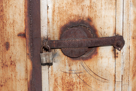 一个生锈门紧贴一个生锈的老旧锁背景