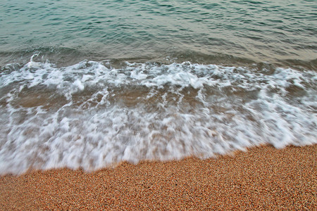 在沙沙滩上挥舞银行浮渣海滩泡沫海岸海浪天蓝色蓝色断路器背景图片