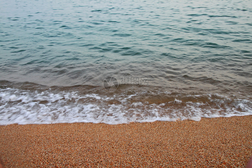 在沙沙滩上挥舞海浪泡沫断路器海滩天蓝色海岸蓝色浮渣银行图片