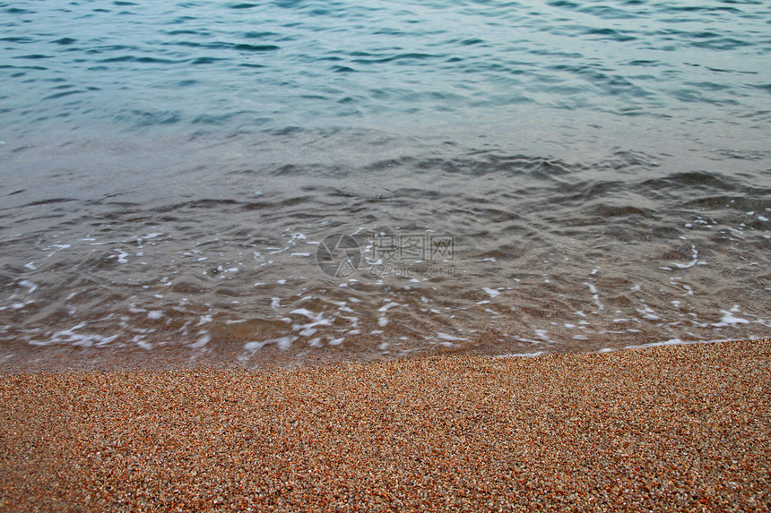 在沙沙滩上挥舞断路器天蓝色银行海岸浮渣海浪蓝色泡沫海滩图片