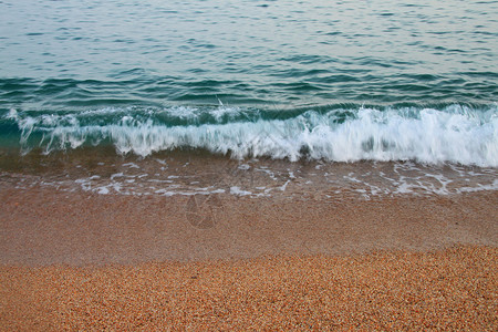 在沙沙滩上挥舞蓝色海岸浮渣断路器泡沫海滩天蓝色银行海浪背景图片