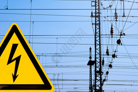 有电危险标志高压标志和铁路电压重叠电线背景