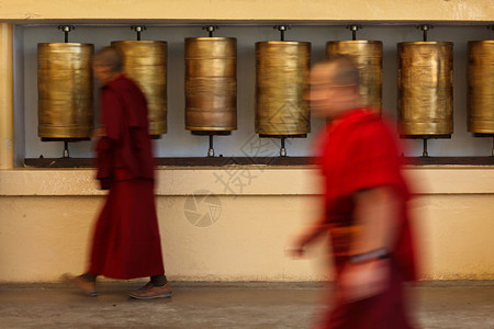 修道院复合体在McLeod Ganj的佛教和尚旋转祈祷车轮宗教建筑复合体考拉寺院佛教徒建筑学背景