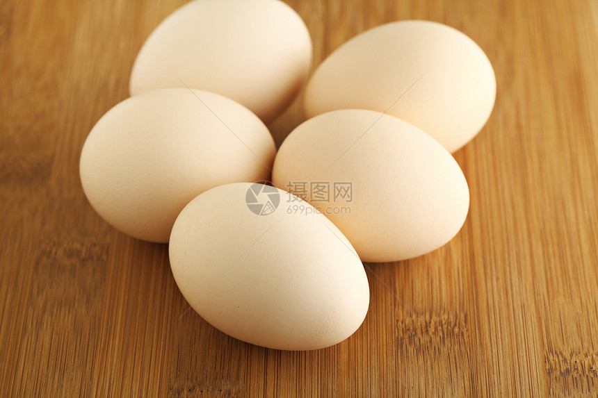 木木背景的鸡蛋木头营养宏观烹饪桌子厨房棕色母鸡食物图片