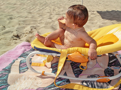 小男孩吃饼干了太阳喜悦玩具休息室背景图片