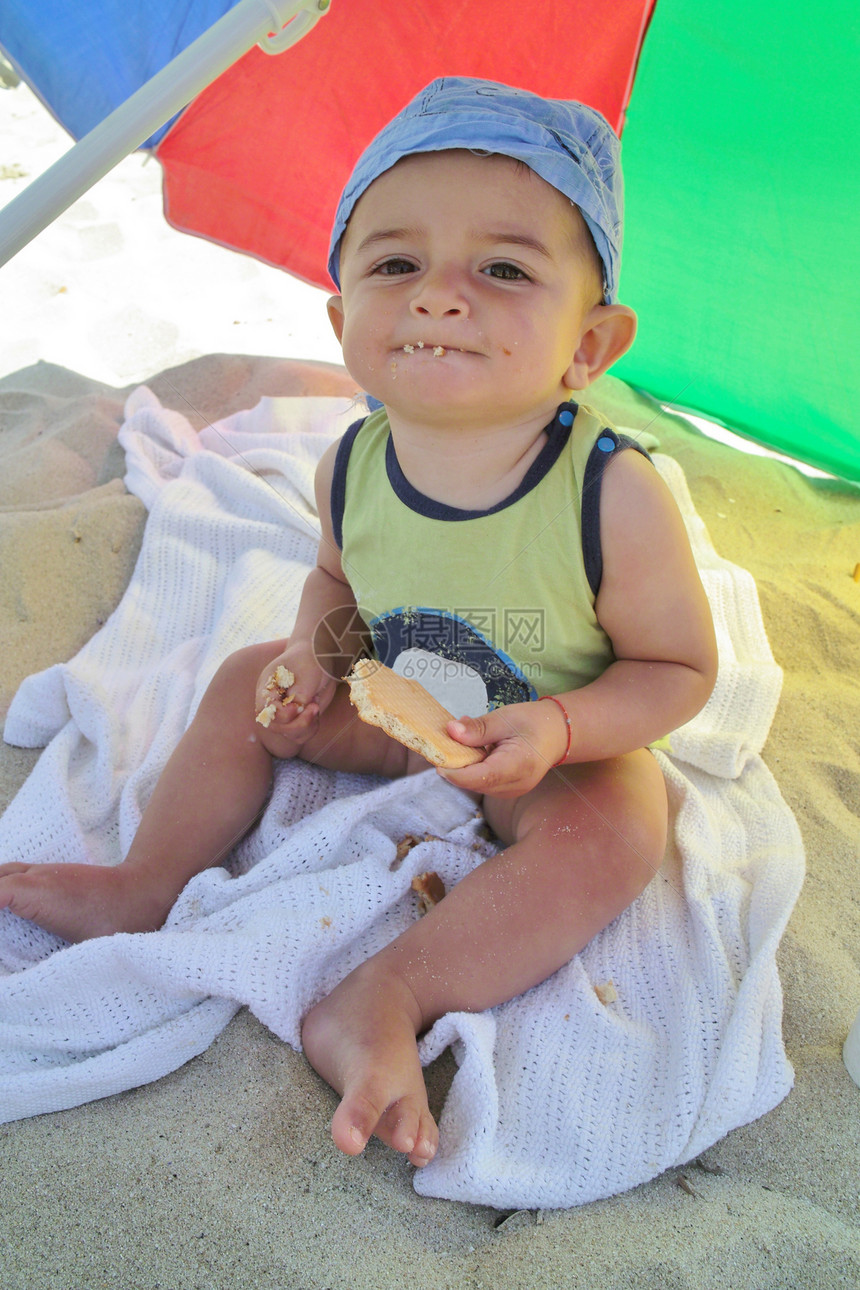 小男孩吃饼干了太阳喜悦图片