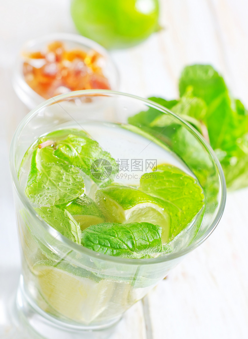 Mojito mojito玻璃热带糖浆果汁水果饮料派对叶子桌子柠檬图片