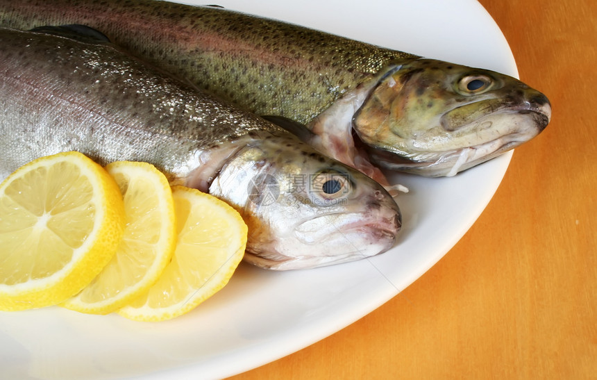 含柠檬的鱼油炸鲭鱼盘子熏制餐厅海鲜小吃烹饪鲱鱼美味图片