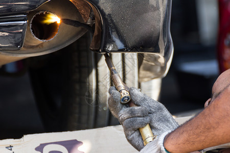 汽车热修理排气管机械师工具维修劳动火焰眼镜气体焊机火炬衣领背景