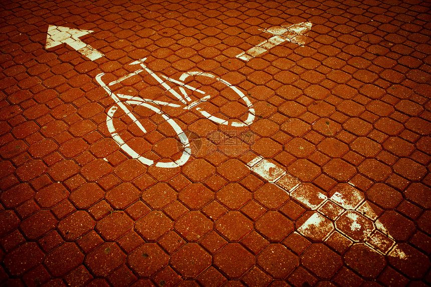 城市交通概念城市中的自行车自行车道阴影运输沥青适应症车辆小路运动斑点信号轮子图片