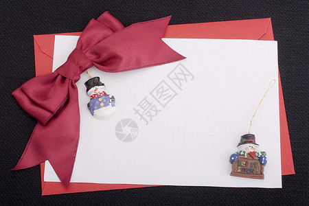 祝贺信恭喜信红色玩具胜利黑色信封陶瓷写作丝带新年雪人背景图片