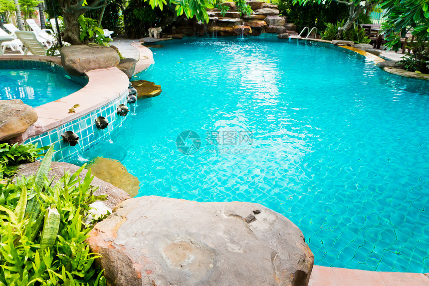游泳池在度假村奢华旅行休闲蓝色椅子水池花园乐趣游泳绿色图片