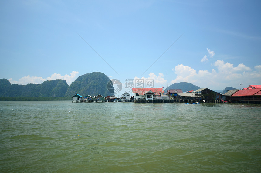 泰国的沙滩屋房子木头日光溪流山墙躺椅酒店长椅旅行村庄图片