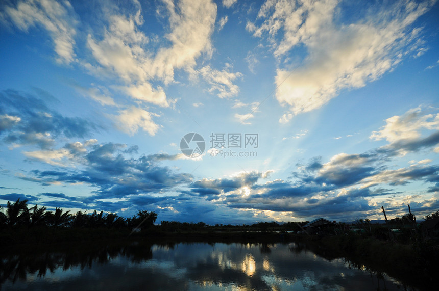 日出海岸海岸线反射地平线天空天气旅行假期波浪海洋图片