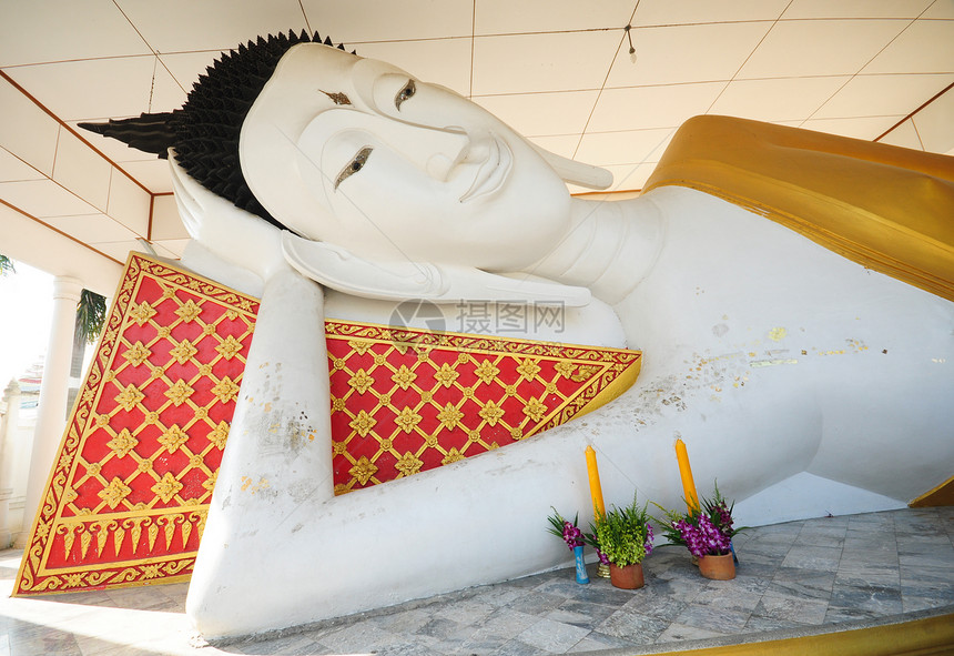 在泰国寺庙中仰靠佛像休息微笑冥想雕塑信仰雕像青铜佛教徒文化宗教图片