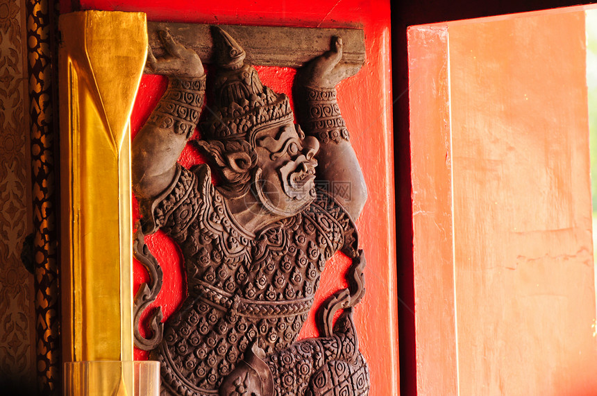 传统泰国风格在窗户上的雕刻男人寺庙佛教徒手工装饰塑像入口木头手工业历史图片
