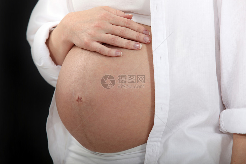 妇女触摸孕妇肚子图片