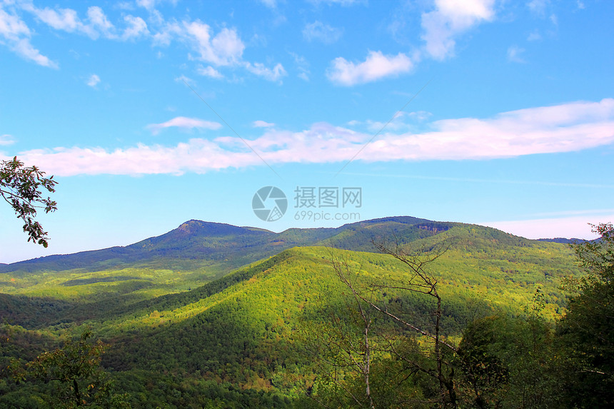 高加索绿色山脉的夏季风景景观绿色安装蓝色和解休息森林旅游脊柱旅行全景图片