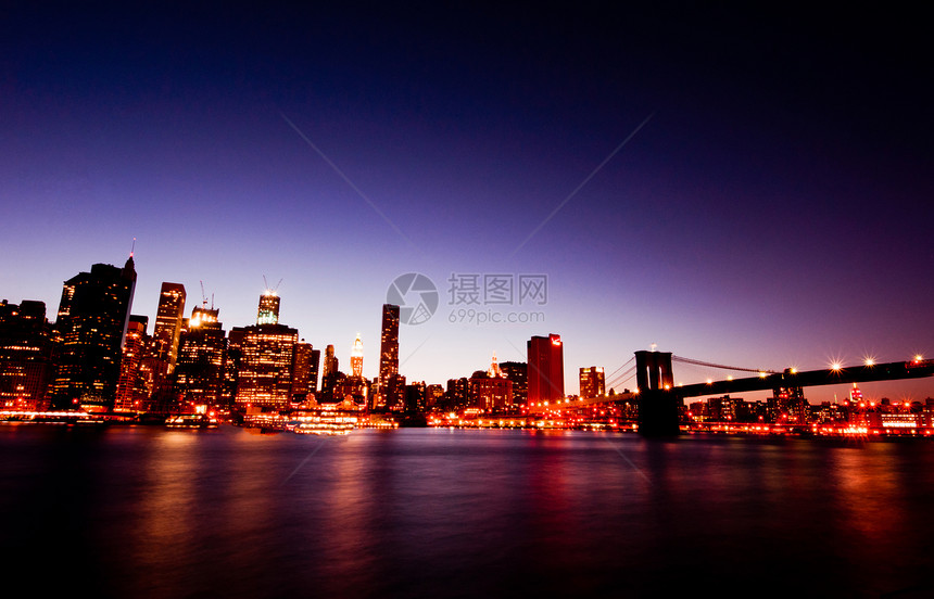 曼哈顿和布鲁克林桥的夜景图片