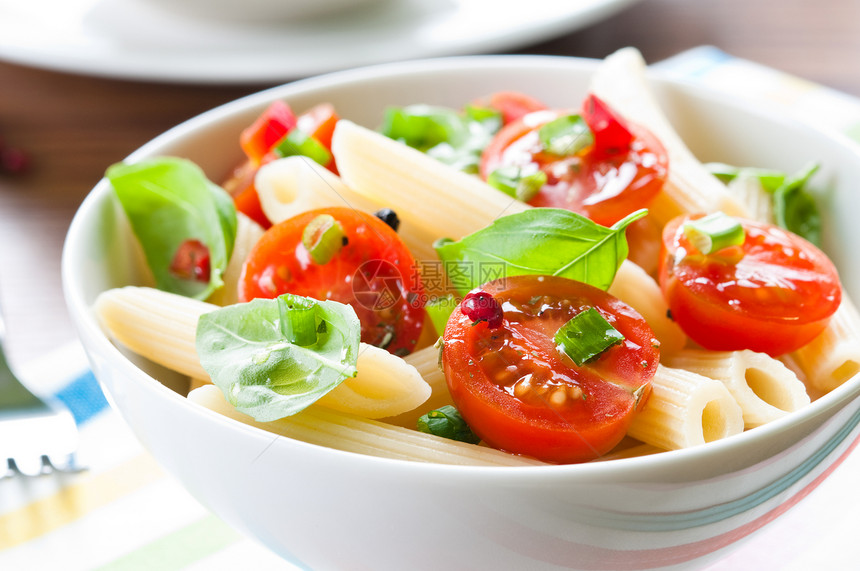 面食沙拉蔬菜午餐美食意面条纹胡椒水平烹饪西红柿选择性图片