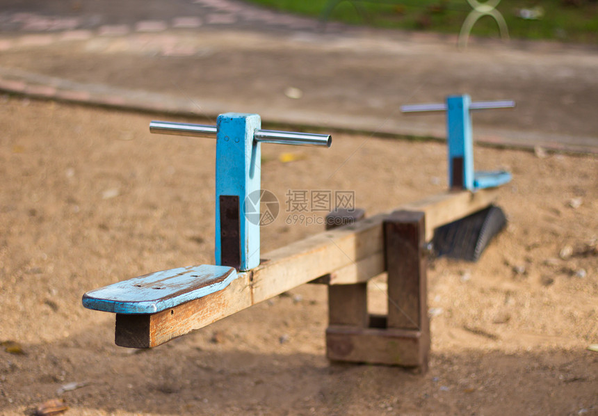木锯游戏跷跷板蹒跚平衡座位玩具地面操场场地记忆图片