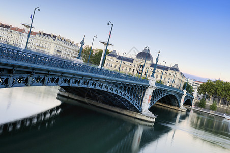 里昂视图纪念碑天桥行人历史性大学建筑地标城市背景图片