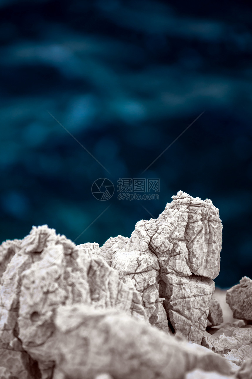 海岸的尖锐石块支撑荒野游客石头岩石悬崖蓝色白色剃刀编队图片