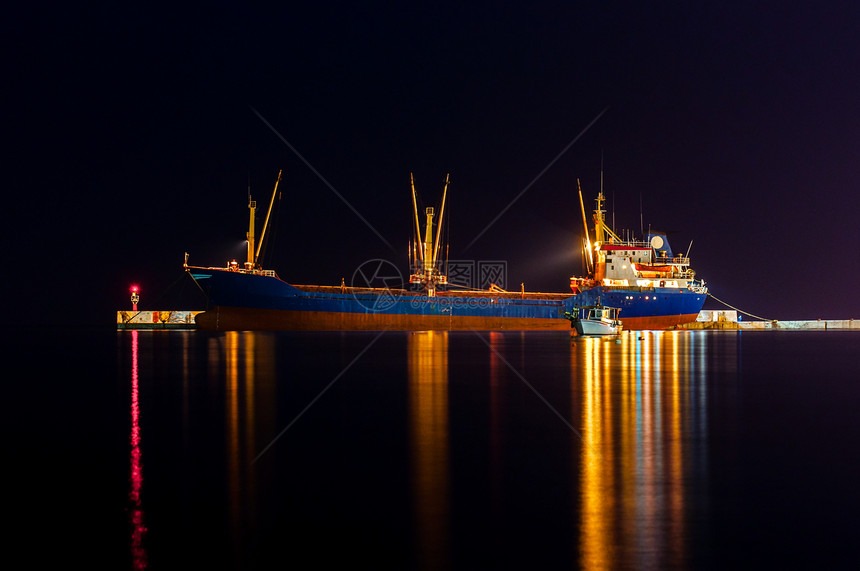 水上大型货轮进口油船货物贸易卸载海洋加载载体血管风暴图片