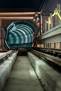 地下有大隧道的地下设施技术建造管子管道铁路工业金属曲线蓝色运输背景图片