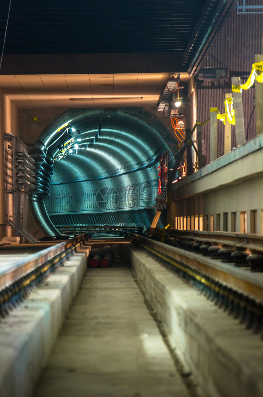 地下有大隧道的地下设施技术金属管子运输铁路管道曲线工业建造蓝色图片