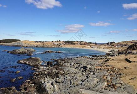 维格多蓝色海滩好天气黄草海岸海洋岩石背景图片