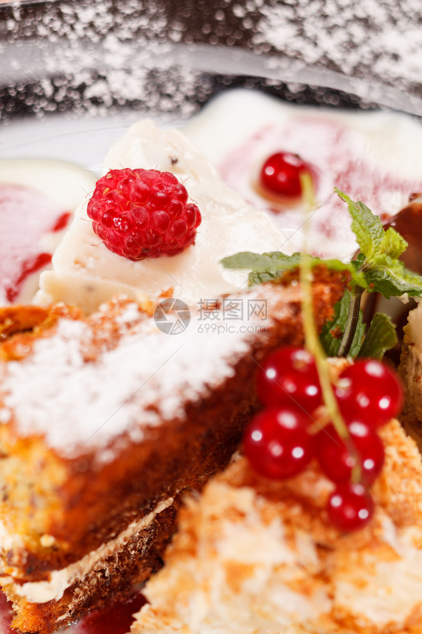 美味甜点酥皮可可海绵食物酸浆薄荷盘子蛋糕覆盆子咖啡图片
