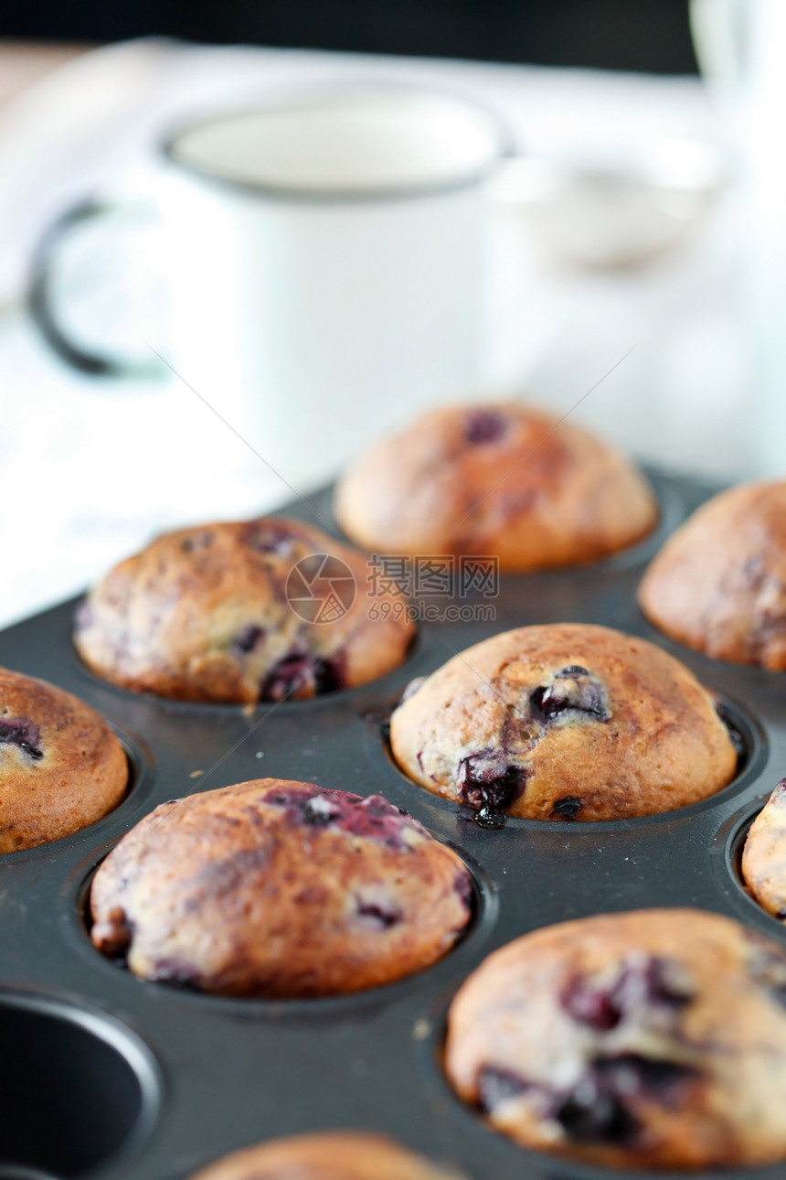 蓝莓松饼粉末砧板甜点杯子厨房食物早餐蛋糕平底锅茶壶图片