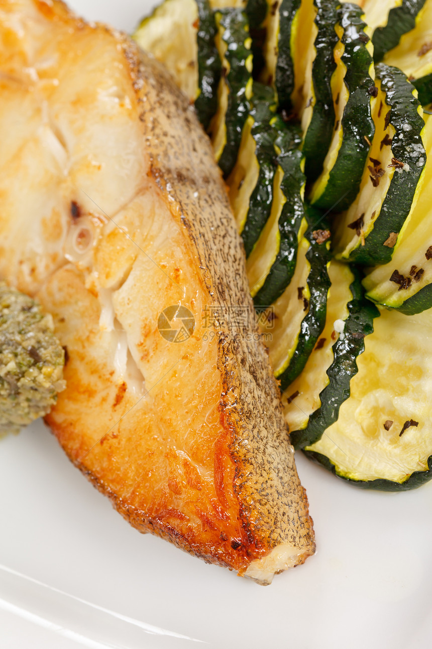 有蔬菜的鱼牛扒绿色菠菜熟食产品蒸汽食物炙烤鱼片胡椒图片