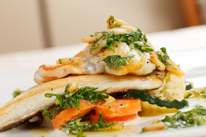 有蔬菜的鱼松子产品胡椒白色炙烤盘子食物鱼片菠菜美食图片