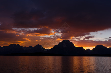 提顿县杰克逊湖和日落时的泰顿山脉 美国怀俄明州大泰顿国家公园背景