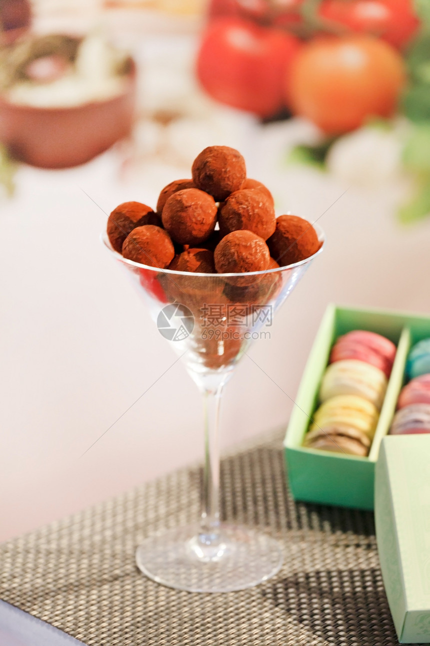 巧克力糖糖果奶油甜点圆形复数派对食物展示坚果灰尘图片