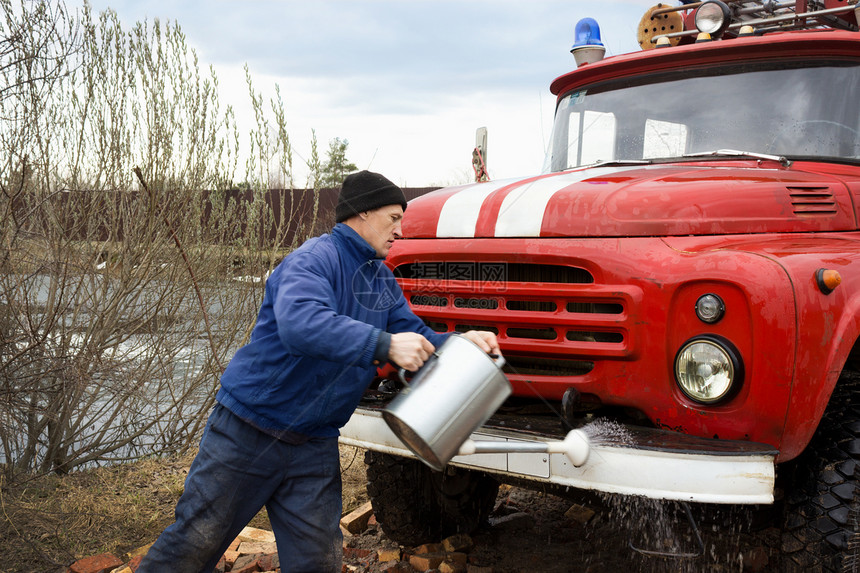 水的司机洗洗旧消防车图片