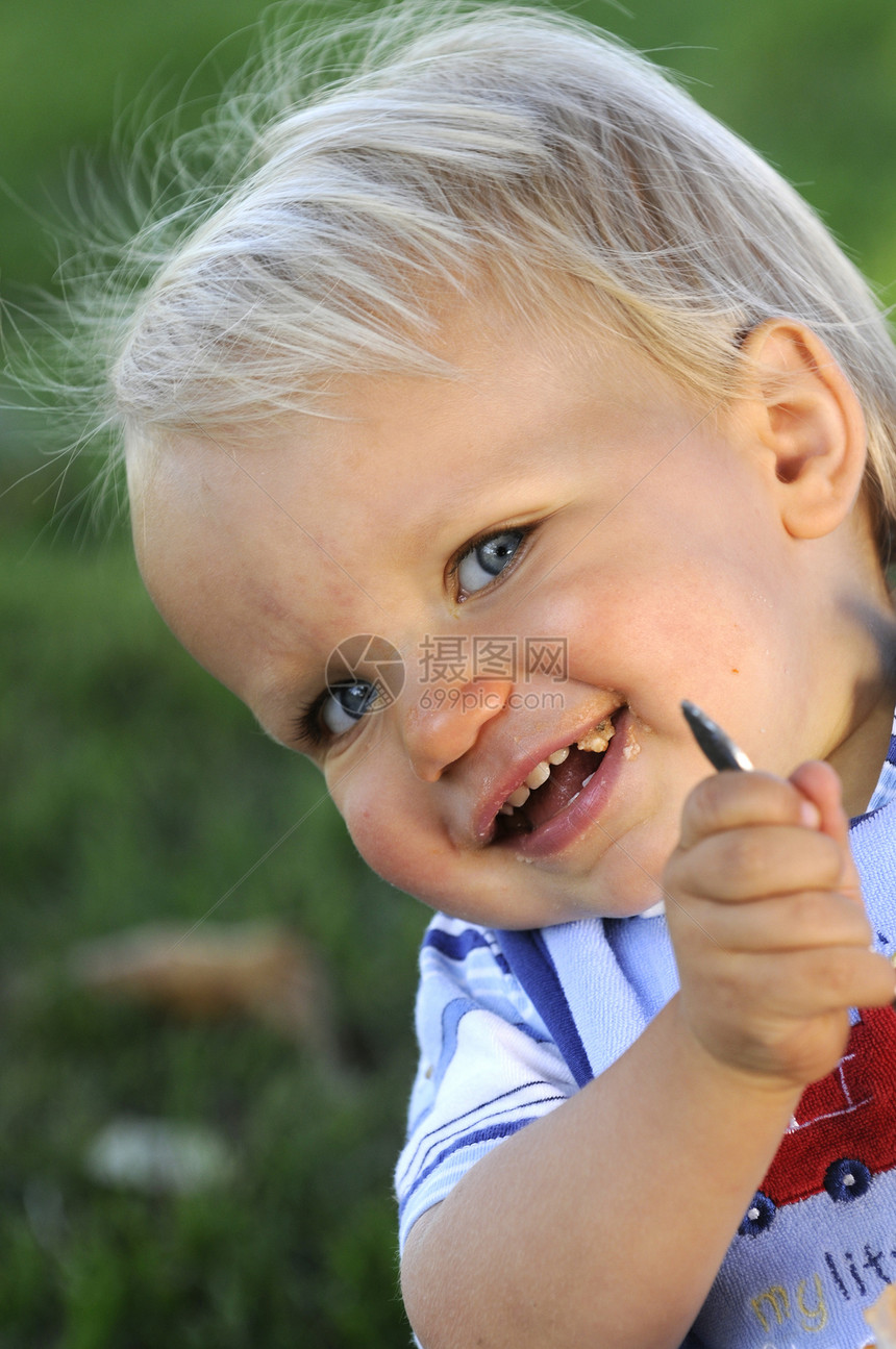 年幼婴儿男性游戏儿子快乐惊喜男生童年微笑孩子生活图片
