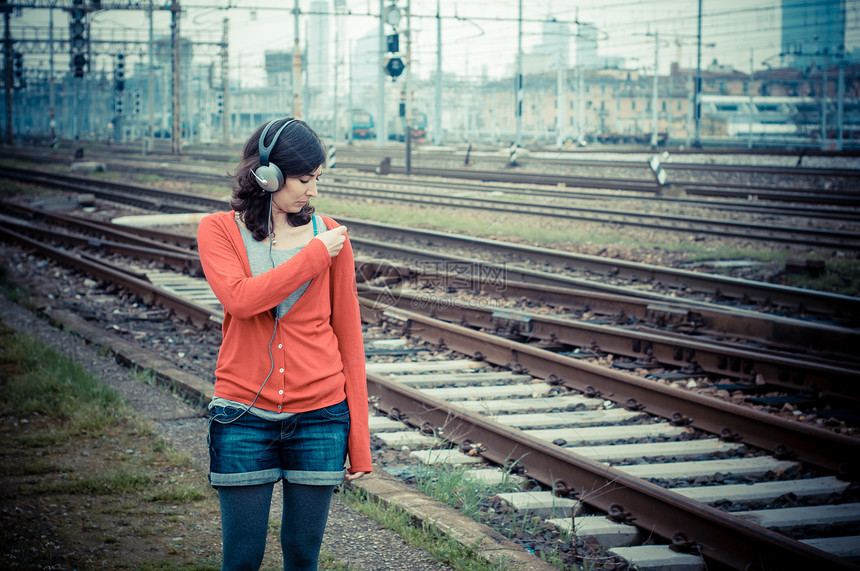 听音乐的漂亮时装女人说唱女性火车玩家街道车站衬衫城市耳机涂鸦图片