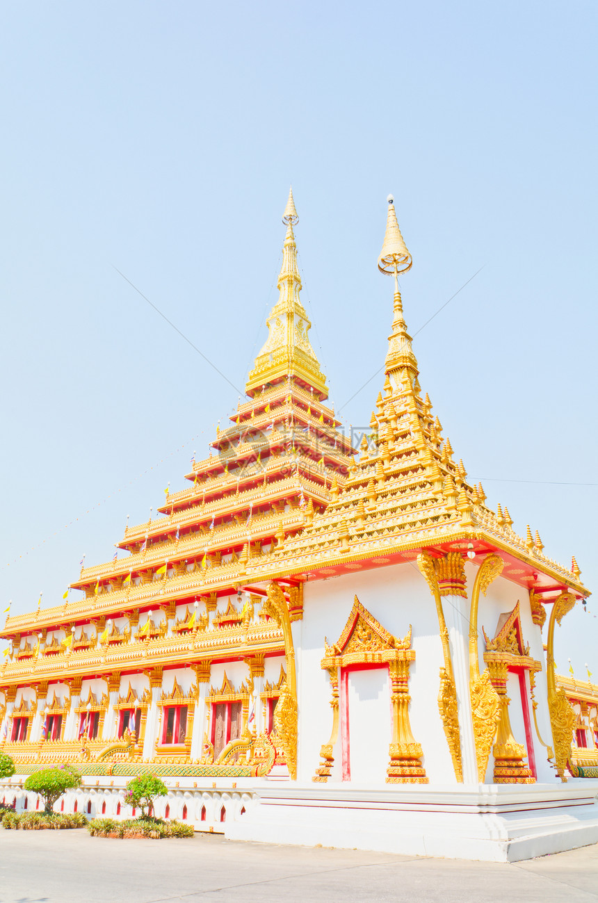 泰国寺庙的金塔蓝色精神旅游佛教徒艺术金子遗产旅行文化游客图片