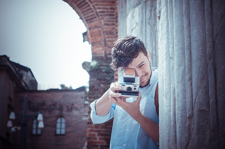 街上时髦的老摄影机男城市照片拍照男人男性老相机街道相机男生背景图片